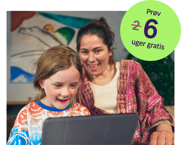 En mor og et barn, der læser e-bøger på en tablet