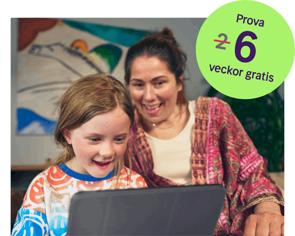En mamma och ett barn som läser e-böcker på en surfplatta