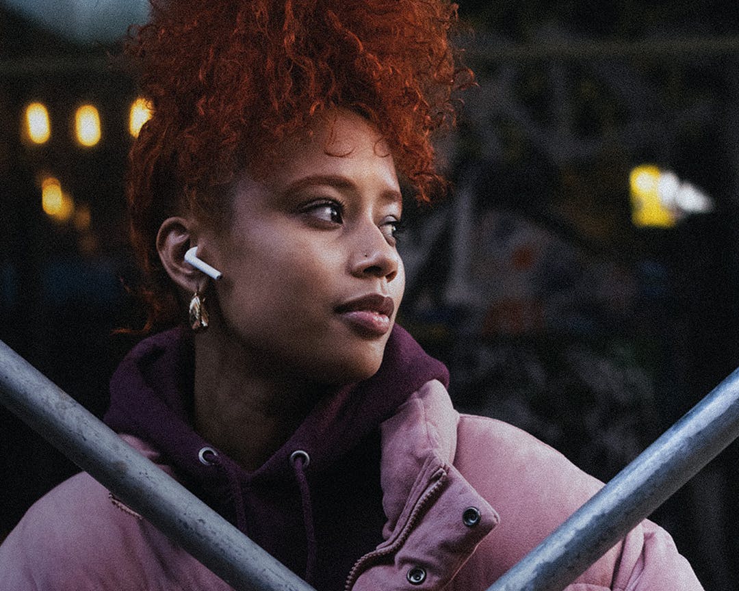 Frau hört Hörbuch mit Kopfhörern